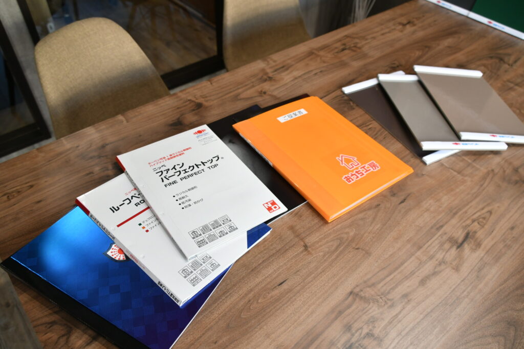 お見積書をバインダーで渡している